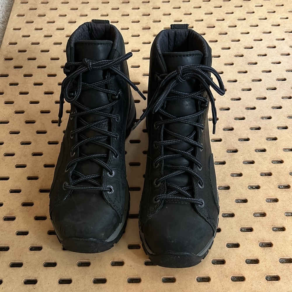 Black Leather Danner Women’s Hiking Boots Size 6